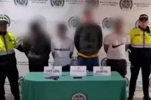 La Policía Metropolitana de Bogotá capturó en flagrancia a cuatro hombres tras balacera en Kennedy por el intento de robo a un conductor de plataforma - Foto: Captura de video