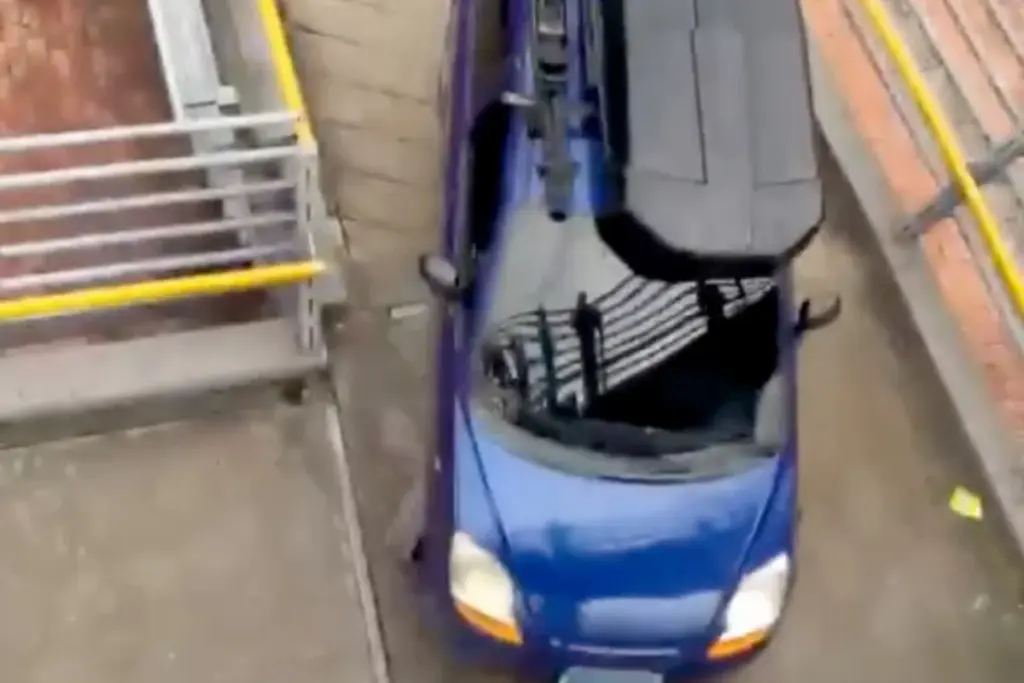 Un controvertido video viral muestra el intento de un conductor por subir un automóvil a un puente peatonal en Bogotá - Foto: Captura de video