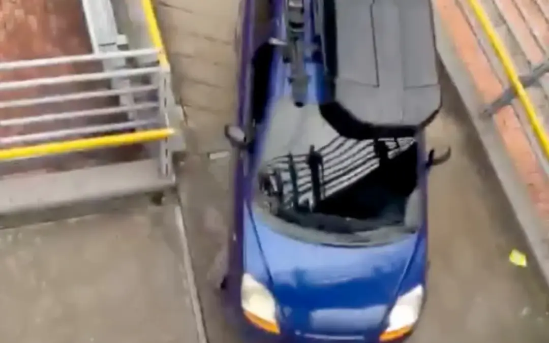 Peligrosa imprudencia en redes sociales: Intentan subir un automóvil a un puente peatonal y cubren sus placas para evitar sanciones
