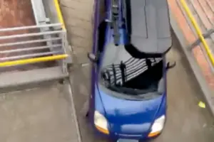 Un controvertido video viral muestra el intento de un conductor por subir un automóvil a un puente peatonal en Bogotá - Foto: Captura de video
