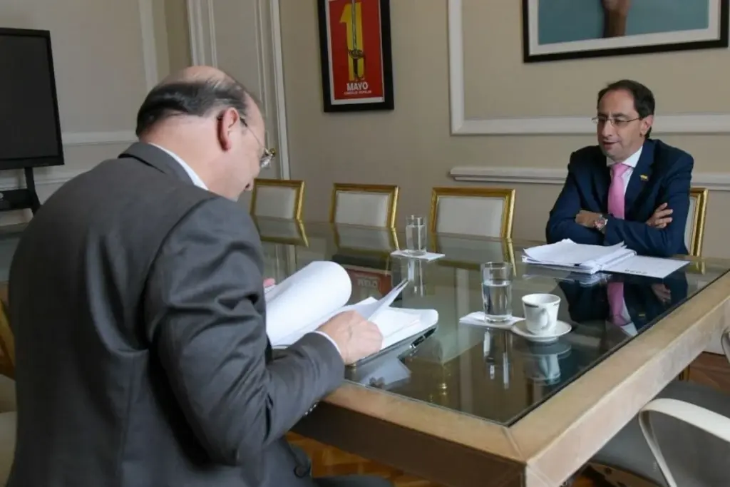 Grave crisis institucional en Colombia. El presidente electo Abelardo de la Espriella ordenó suspender de inmediato el empalme presidencial - Foto: @MinHacienda