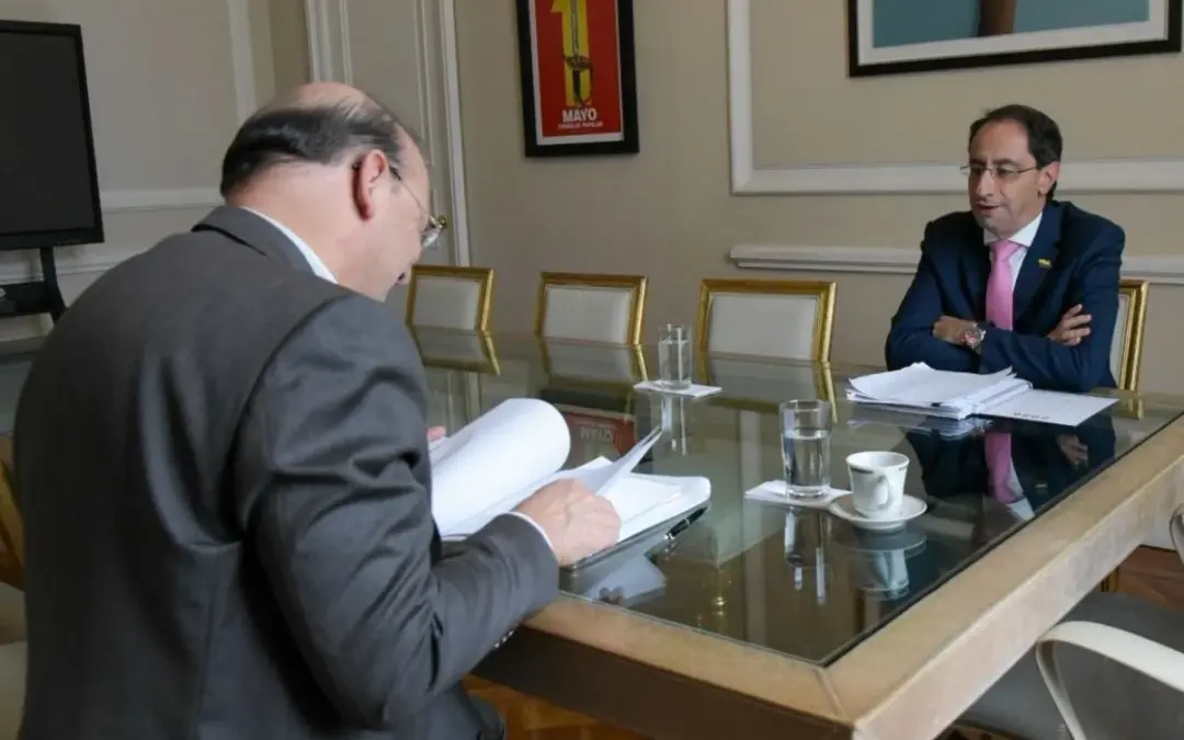 Grave crisis institucional en Colombia. El presidente electo Abelardo de la Espriella ordenó suspender de inmediato el empalme presidencial - Foto: @MinHacienda