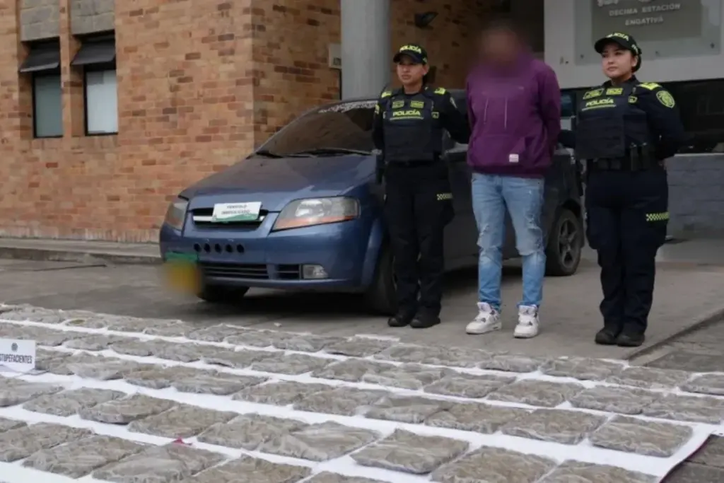 La Policía de Bogotá capturó en el sector de Quirigua (Engativá) a un sujeto con un antecedente por homicidio que transportaba 60 kg de marihuana en un carro e intentó sobornar a las patrullas - Foto: @PoliciaBogota