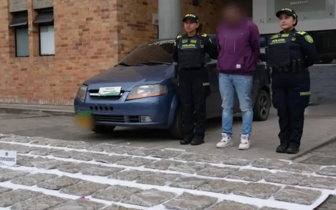 La Policía de Bogotá capturó en el sector de Quirigua (Engativá) a un sujeto con un antecedente por homicidio que transportaba 60 kg de marihuana en un carro e intentó sobornar a las patrullas - Foto: @PoliciaBogota