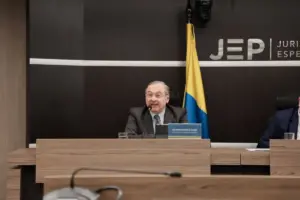 La Sección de Apelación de la JEP dictó sentencias definitivas de segunda instancia contra el último Secretariado de las Farc por secuestros y contra exmilitares del Batallón La Popa por "falsos positivos" - Foto: @JEP_Colombia