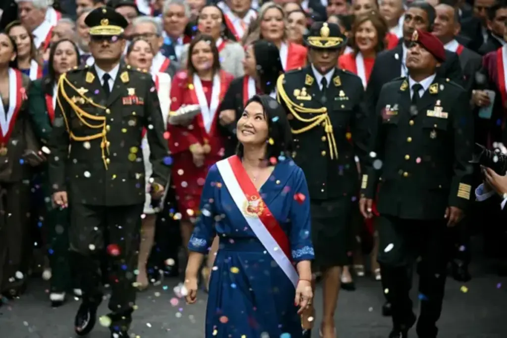 Keiko Fujimori asumió la presidencia de Perú en el Congreso tras ganar las elecciones por un estrecho margen. Promete mano dura contra el crimen organizado y el retorno del fujimorismo - Foto: Redes sociales