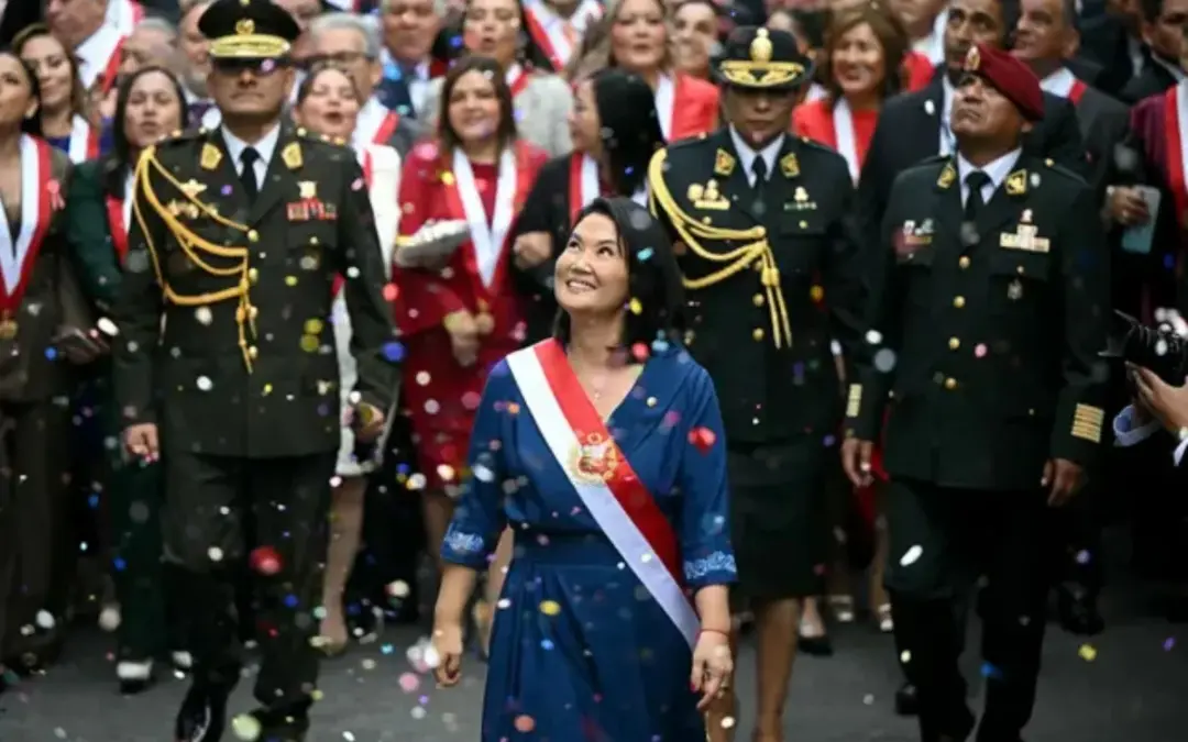 Keiko Fujimori asumió la presidencia de Perú en el Congreso tras ganar las elecciones por un estrecho margen. Promete mano dura contra el crimen organizado y el retorno del fujimorismo - Foto: Redes sociales