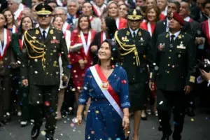 Keiko Fujimori asumió la presidencia de Perú en el Congreso tras ganar las elecciones por un estrecho margen. Promete mano dura contra el crimen organizado y el retorno del fujimorismo - Foto: Redes sociales