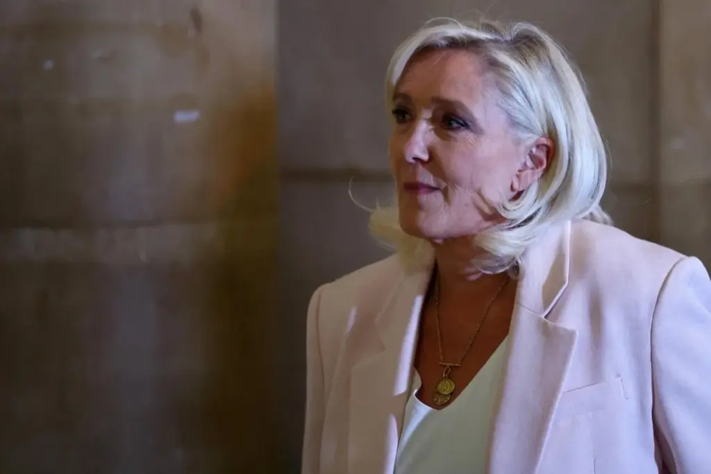 El Tribunal de Apelación de París redujo la pena de inhabilitación de Marine Le Pen a 15 meses firmes, abriendo la puerta jurídica a las elecciones presidenciales de 2027. Sin embargo, el uso obligatorio de un brazalete electrónico sume su campaña en la incertidumbre - Foto: Redes sociales