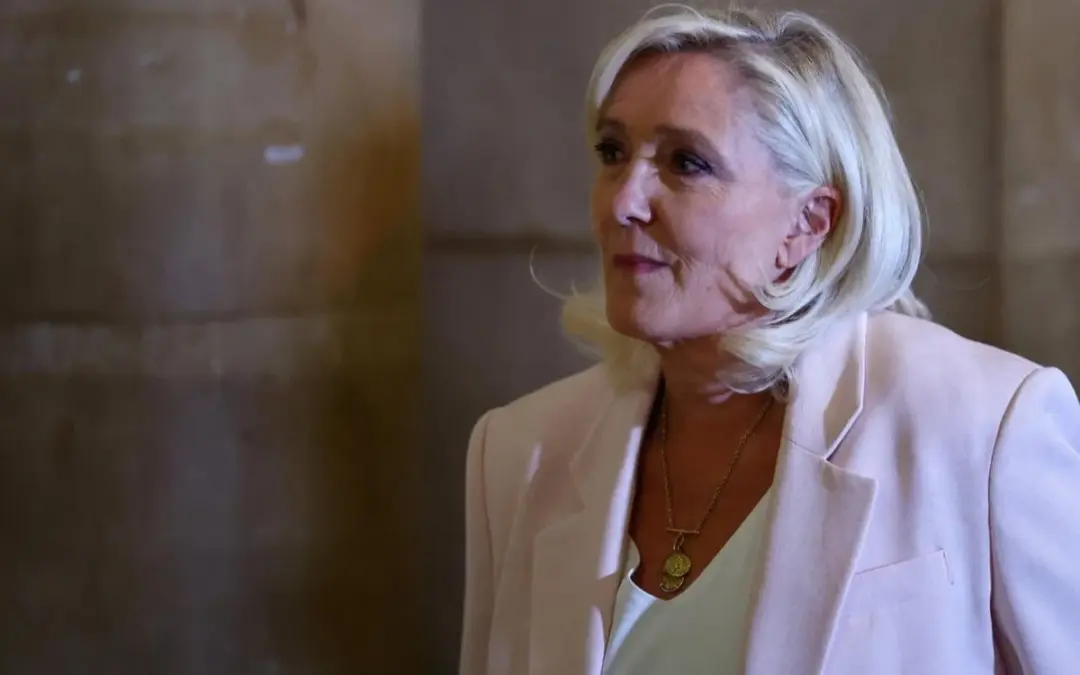 El Tribunal de Apelación de París redujo la pena de inhabilitación de Marine Le Pen a 15 meses firmes, abriendo la puerta jurídica a las elecciones presidenciales de 2027. Sin embargo, el uso obligatorio de un brazalete electrónico sume su campaña en la incertidumbre - Foto: Redes sociales