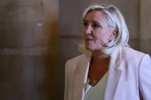 El Tribunal de Apelación de París redujo la pena de inhabilitación de Marine Le Pen a 15 meses firmes, abriendo la puerta jurídica a las elecciones presidenciales de 2027. Sin embargo, el uso obligatorio de un brazalete electrónico sume su campaña en la incertidumbre - Foto: Redes sociales