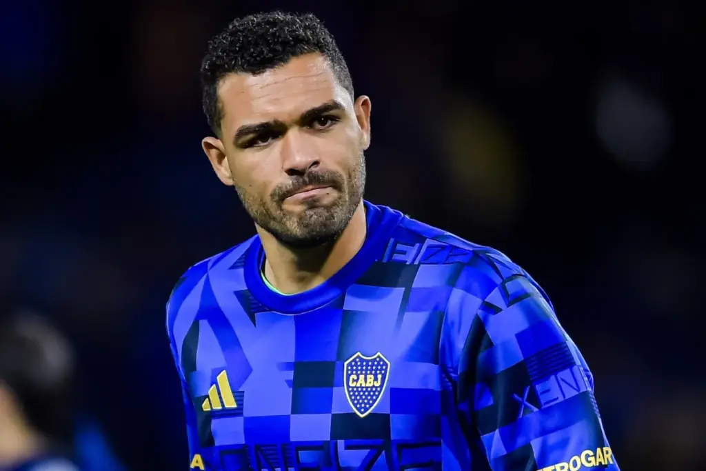 Duro debut para Álvaro Montero en la Liga Argentina. Deportivo Riestra goleó 3-0 a Boca Juniors en 40 minutos, dejando al portero colombiano bajo intensas críticas de la hinchada - Foto: @PlanetaBoca