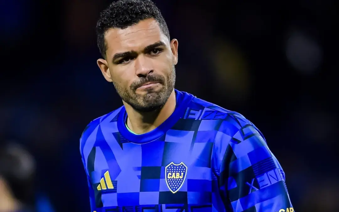 Duro debut para Álvaro Montero en la Liga Argentina. Deportivo Riestra goleó 3-0 a Boca Juniors en 40 minutos, dejando al portero colombiano bajo intensas críticas de la hinchada - Foto: @PlanetaBoca