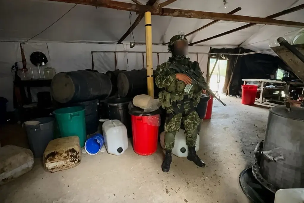 En una megoperación de las Fuerzas Militares, la Policía, el FBI y la FAC en Nariño, se desmanteló un macrocomplejo de cocaína del grupo Comuneros del Sur, incautando 32.580 galones en piscinas subterráneas y 1.800 kg de droga - Foto: @COL_EJERCITO