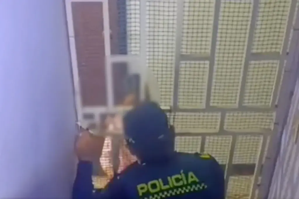 La Policía de Bogotá rescató en el barrio Galán a una niña de 7 años que pedía ayuda con notas de papel tras quedar sola en su vivienda - Foto: Captura de video