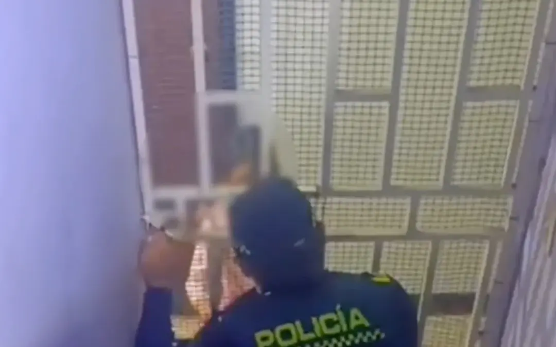 La Policía de Bogotá rescató en el barrio Galán a una niña de 7 años que pedía ayuda con notas de papel tras quedar sola en su vivienda - Foto: Captura de video