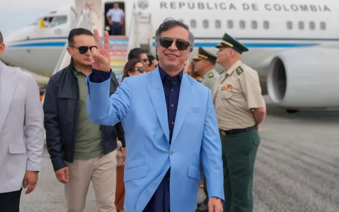 El presidente saliente Gustavo Petro firmó el decreto de incremento salarial del 7% para los congresistas en 2026. Sin embargo, los nuevos legisladores ganarán menos debido a la eliminación de la prima especial - Foto: @infopresidencia