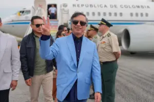El presidente saliente Gustavo Petro firmó el decreto de incremento salarial del 7% para los congresistas en 2026. Sin embargo, los nuevos legisladores ganarán menos debido a la eliminación de la prima especial - Foto: @infopresidencia