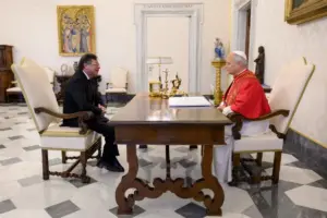A poco más de un mes de culminar su mandato, el presidente Gustavo Petro sostuvo una crucial audiencia privada con el papa León XIV en el Vaticano - Foto: Cortesía