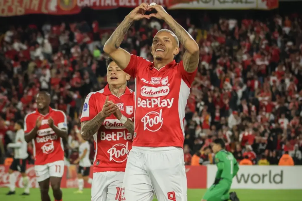 Independiente Santa Fe venció 2-0 a Caracas FC en el Estadio El Campín con goles de Hugo Rodallega y Franco Fagúndez en los playoffs de la Copa Sudamericana - Foto: @SantaFe