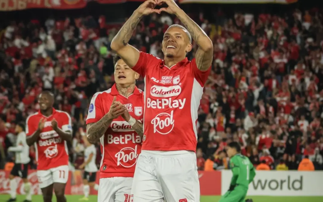 Independiente Santa Fe venció 2-0 a Caracas FC en el Estadio El Campín con goles de Hugo Rodallega y Franco Fagúndez en los playoffs de la Copa Sudamericana - Foto: @SantaFe