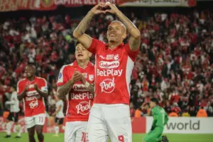Independiente Santa Fe venció 2-0 a Caracas FC en el Estadio El Campín con goles de Hugo Rodallega y Franco Fagúndez en los playoffs de la Copa Sudamericana - Foto: @SantaFe