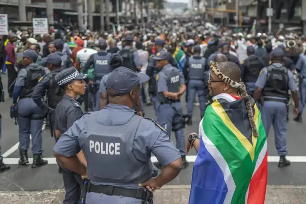Violenta jornada de protestas antiinmigración en Sudáfrica deja un muerto, decenas de comercios saqueados y más de 900 detenidos - Foto: Rajesh Jantilal/AFP