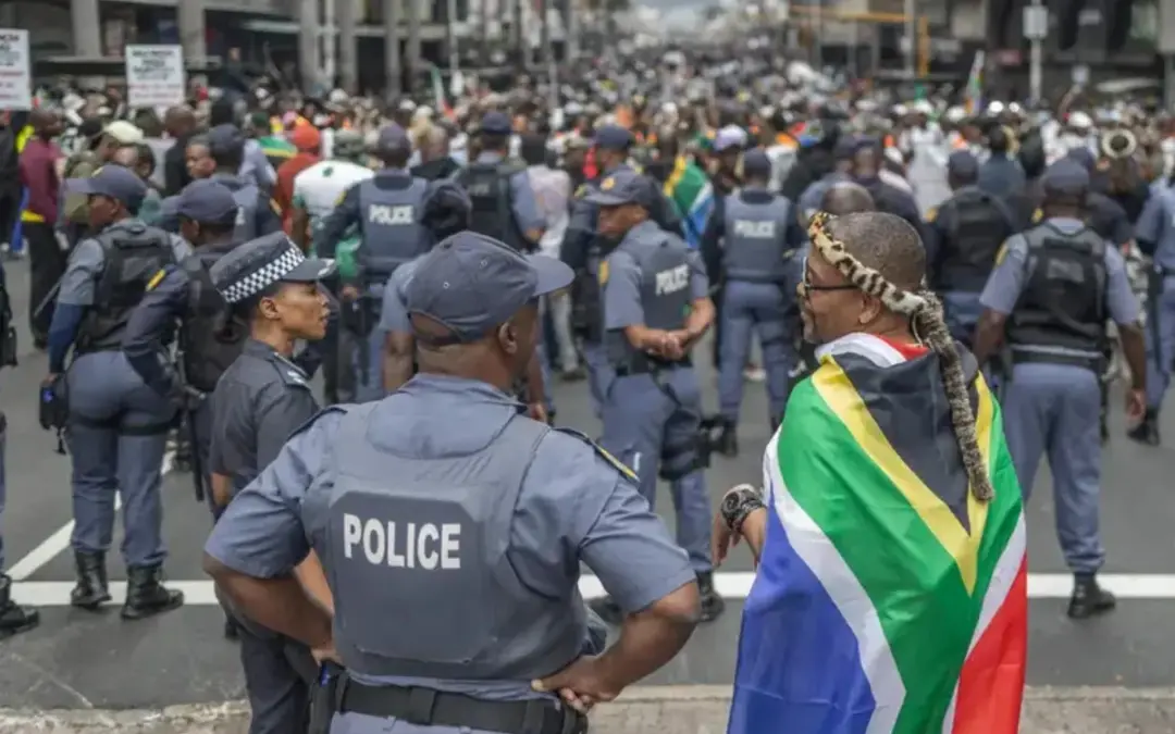 Violenta jornada de protestas antiinmigración en Sudáfrica deja un muerto, decenas de comercios saqueados y más de 900 detenidos - Foto: Rajesh Jantilal/AFP