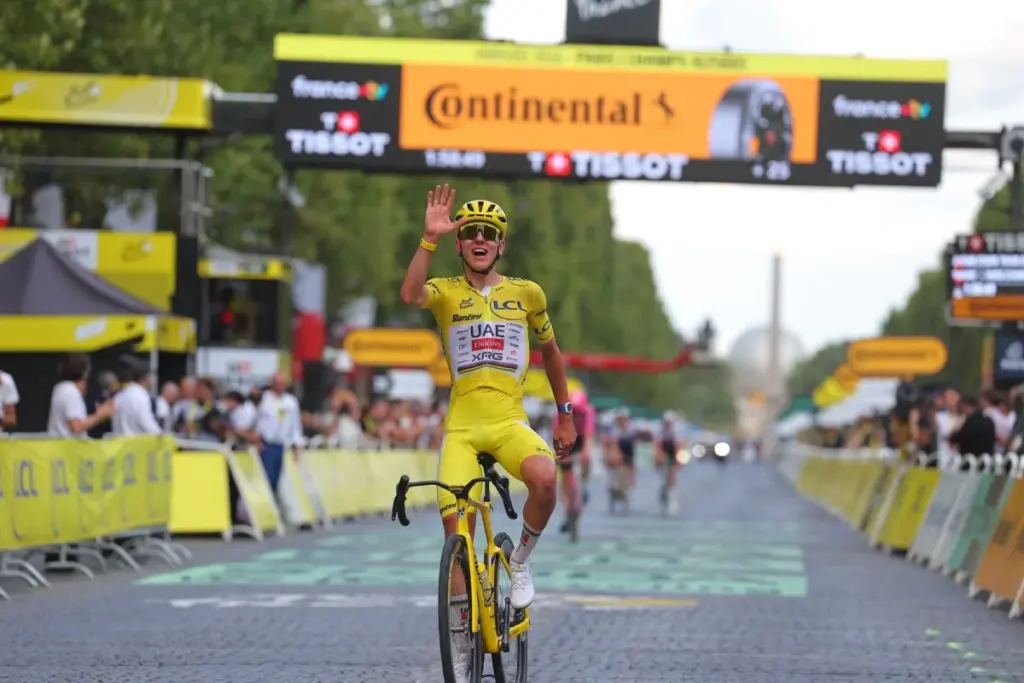 Mathieu van der Poel vence a Tadej Pogačar en un electrizante esprint en la última etapa del Tour de Francia 2026 - Foto: @LeTour