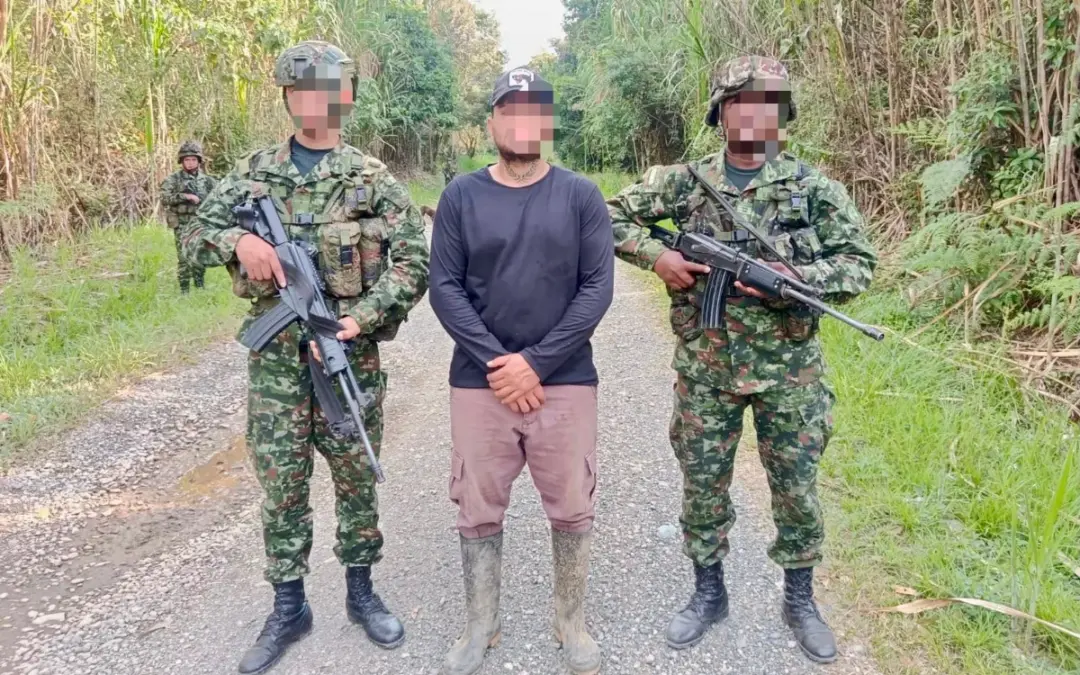 Capturado en Suárez (Cauca) alias "Tulande", uno de los ocho criminales más buscados de Colombia por delitos ambientales y nexo con las disidencias de las Farc en los Farallones de Cali - Foto: @COL_EJERCITO