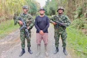Capturado en Suárez (Cauca) alias "Tulande", uno de los ocho criminales más buscados de Colombia por delitos ambientales y nexo con las disidencias de las Farc en los Farallones de Cali - Foto: @COL_EJERCITO