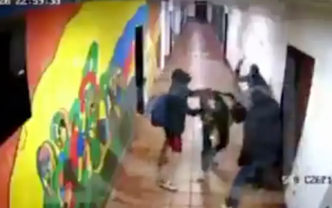 Violenta agresión en la Universidad Nacional deja tres heridos, entre ellos al representante estudiantil Kevin Arrigui, tras recibir ocho puñaladas en medio de un choque con presuntos sindicalistas - Foto: Captura de video