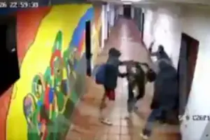 Violenta agresión en la Universidad Nacional deja tres heridos, entre ellos al representante estudiantil Kevin Arrigui, tras recibir ocho puñaladas en medio de un choque con presuntos sindicalistas - Foto: Captura de video