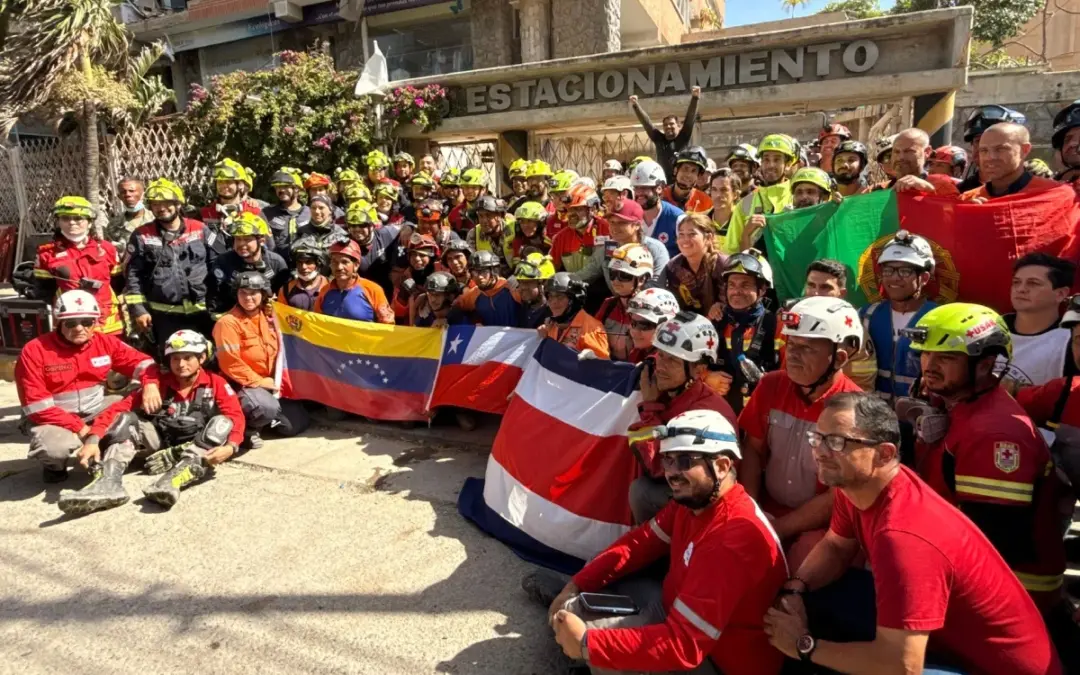 Tras una hazaña de la ingeniería de salvamento en La Guaira, equipos internacionales rescataron con vida a Hernán Gil, el vigilante que sobrevivió bajo 140 toneladas de escombros tras los terremotos en Venezuela - Foto: Redes sociales