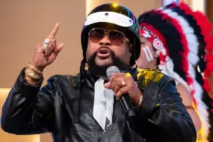 Falleció Victor Willis, el icónico líder vocal y "policía" de la legendaria banda de música disco Village People. El coautor de éxitos globales como 'YMCA' y 'Macho Man' murió a los 74 años - Foto: Redes sociales
