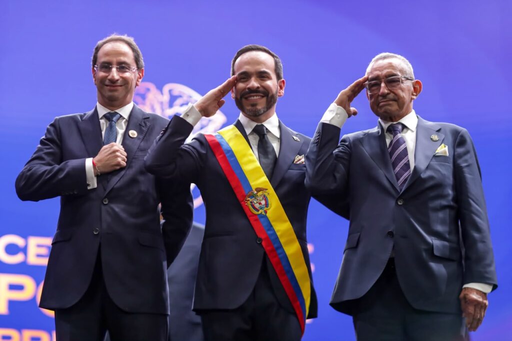 Presidente de la Espierlla acompañado del vicepresidente Juan Manuel Restrepo y el vendedor de panela el señor Luis Yague en su juramento