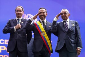 Presidente de la Espierlla acompañado del vicepresidente Juan Manuel Restrepo y el vendedor de panela el señor Luis Yague en su juramento