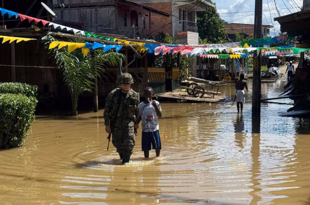 Un soldado y un joven en Alto Baudo, en Chocó, el 11 de noviembre de 2024. Ejército de Colombia (EFE)