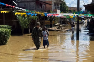 Un soldado y un joven en Alto Baudo, en Chocó, el 11 de noviembre de 2024. Ejército de Colombia (EFE)
