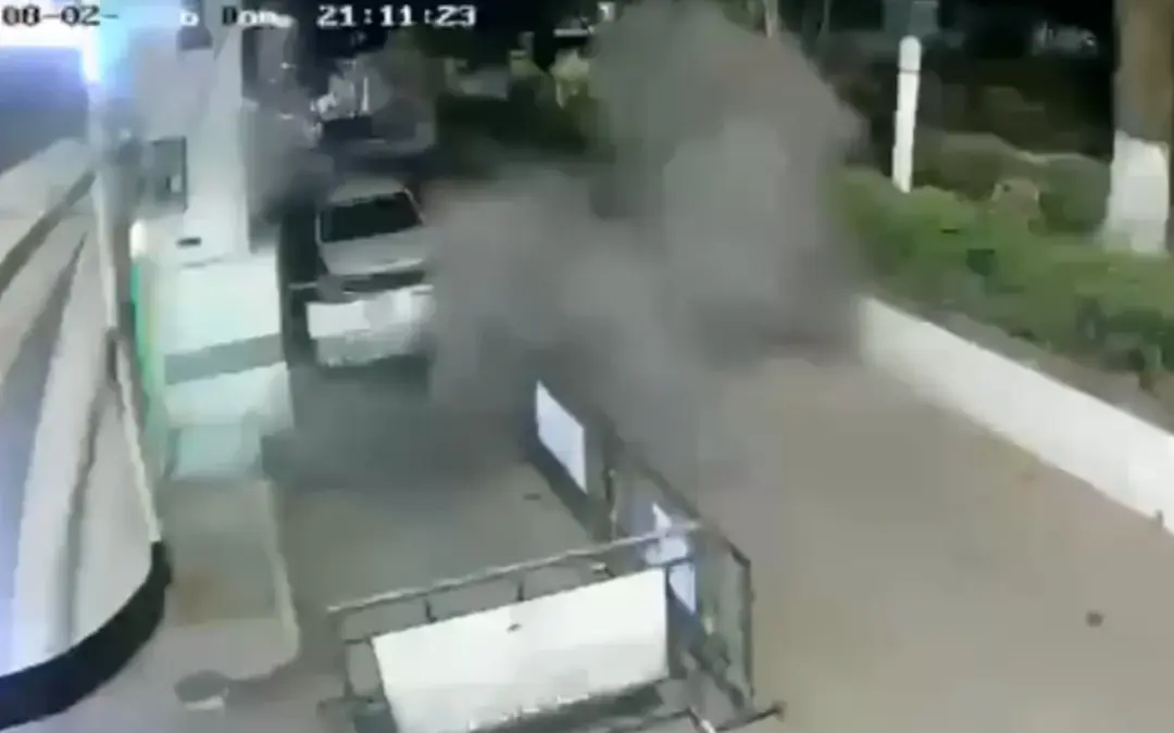 Atentado con explosivos contra la estación de Policía de Íquira, Huila, deja uniformados aturdidos - Foto: Captura de video