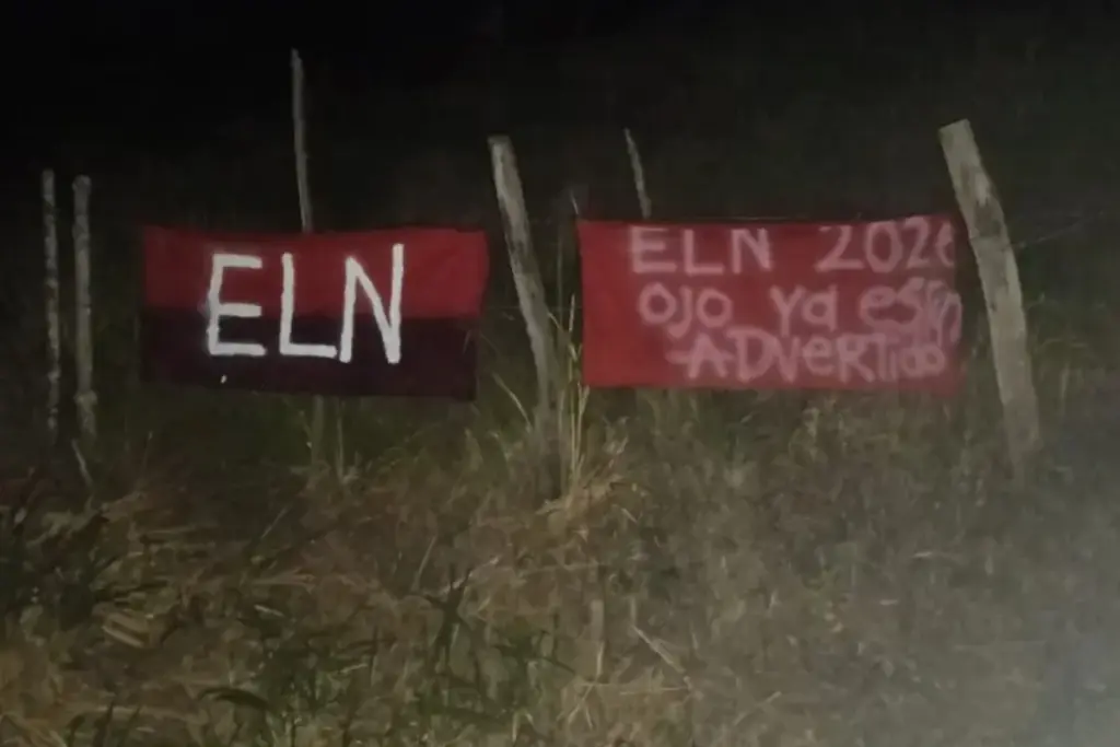 Alerta en Cundinamarca por la aparición de pancartas y banderas del ELN con mensajes intimidatorios en una vía rural entre Chaguaní y Guaduas - Foto: Redes sociales