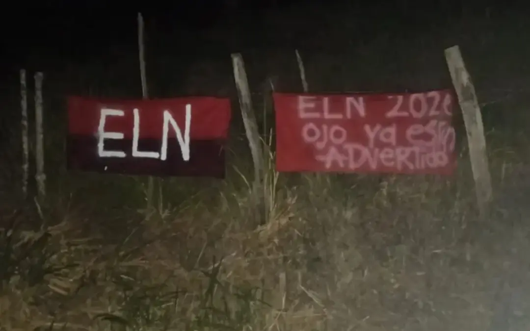 Alerta en Cundinamarca por la aparición de pancartas y banderas del ELN con mensajes intimidatorios en una vía rural entre Chaguaní y Guaduas - Foto: Redes sociales