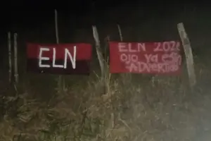 Alerta en Cundinamarca por la aparición de pancartas y banderas del ELN con mensajes intimidatorios en una vía rural entre Chaguaní y Guaduas - Foto: Redes sociales
