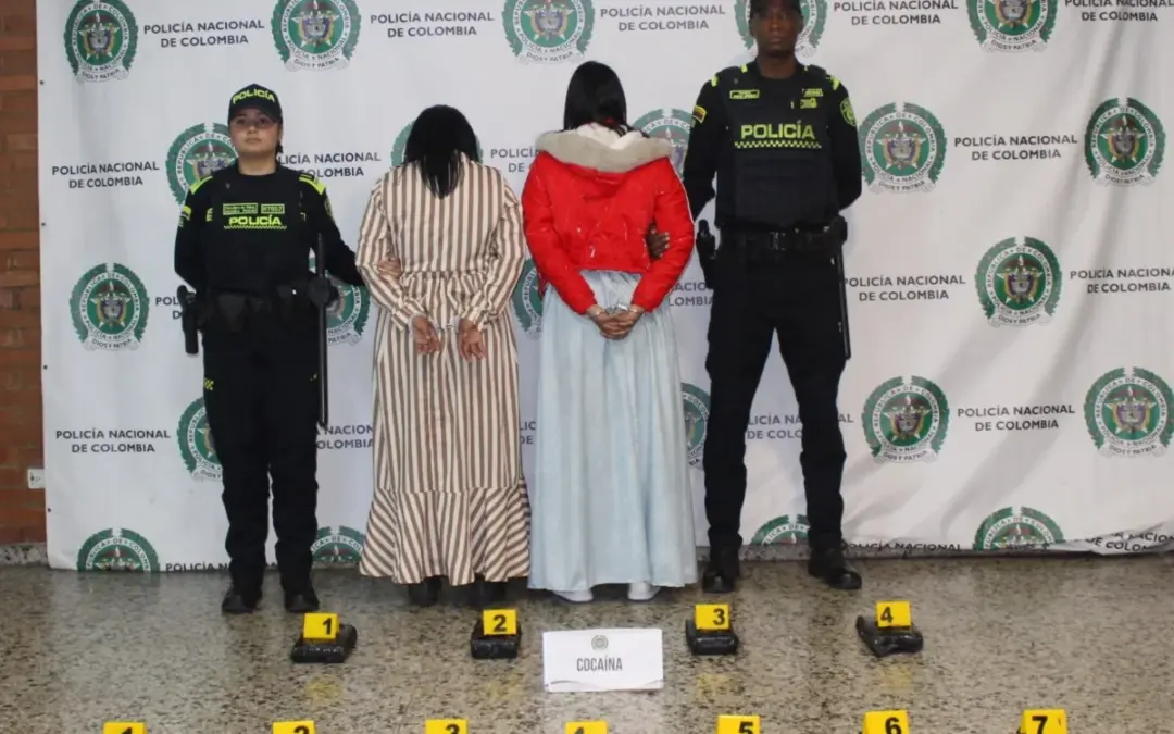 Dos mujeres fueron capturadas en el Aeropuerto El Dorado de Bogotá con casi 10 kilos de cocaína y marihuana adheridos al cuerpo - Foto: @PoliciaBogota