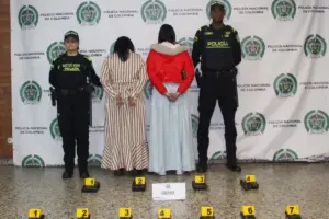 Dos mujeres fueron capturadas en el Aeropuerto El Dorado de Bogotá con casi 10 kilos de cocaína y marihuana adheridos al cuerpo - Foto: @PoliciaBogota