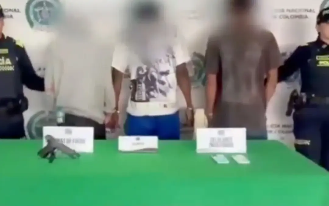 Tres presuntos atracadores con más de 19 antecedentes fueron capturados en Barrios Unidos tras hurtar 11 millones de pesos - Foto: Captura de video