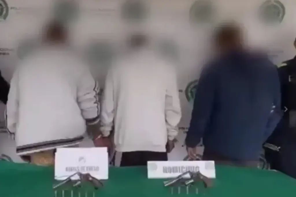 La Policía Metropolitana de Bogotá capturó en flagrancia a tres hombres en la localidad de Usme tras una balacera y persecución en la invasión Tocaimita - Foto: @PoliciaBogota