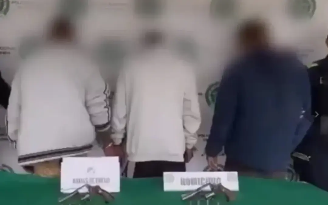 La Policía Metropolitana de Bogotá capturó en flagrancia a tres hombres en la localidad de Usme tras una balacera y persecución en la invasión Tocaimita - Foto: @PoliciaBogota