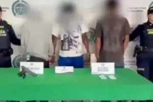Tres presuntos atracadores con más de 19 antecedentes fueron capturados en Barrios Unidos tras hurtar 11 millones de pesos - Foto: Captura de video