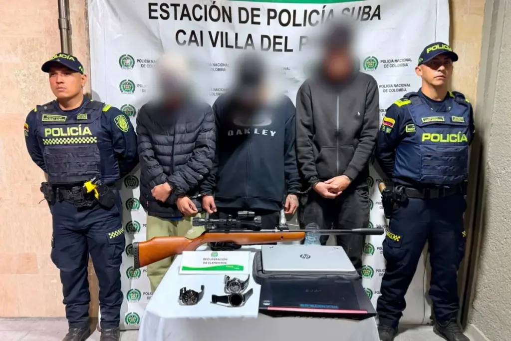 Tres hombres con antecedentes judiciales fueron capturados en flagrancia tras ingresar a un apartamento en Lagos de Torca, Suba - Foto: @PoliciaBogota